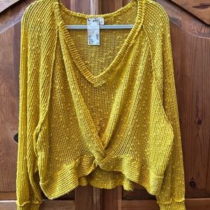 Blu•Pepper Size Medium Mustard color sweater